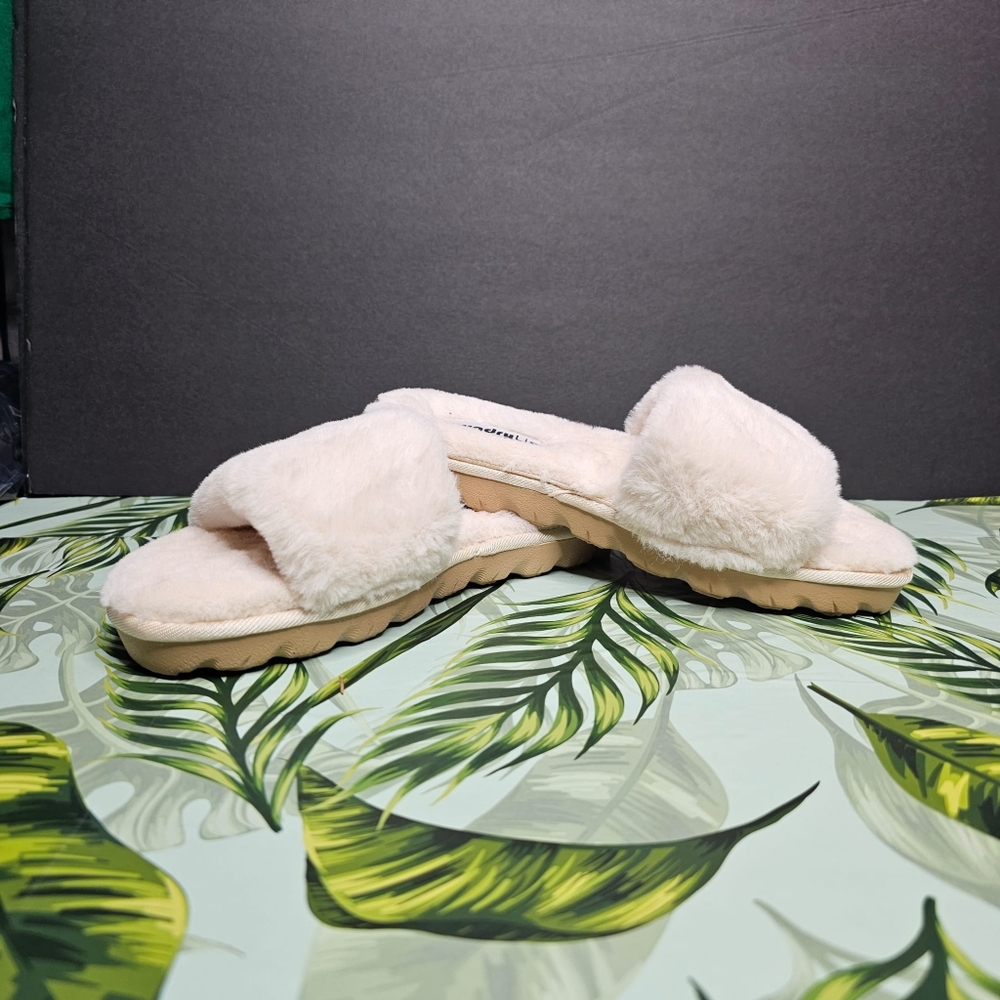 Laundry List Faux Fur Cozy Slippers NWOT